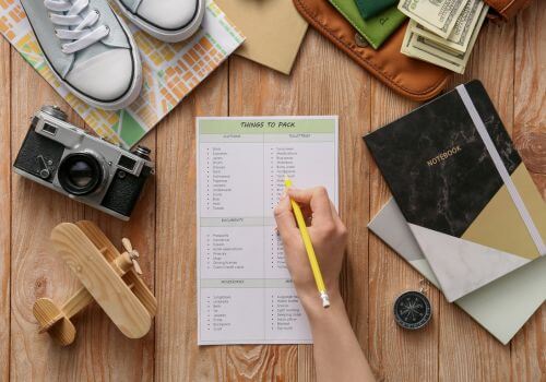 Check list de valise pour un voyage en famille serein préparé par Vivons Voyage