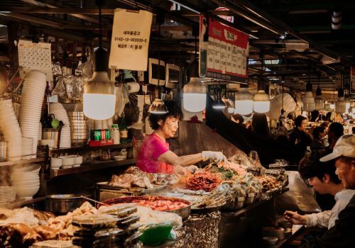 Découverte de la street food coréenne au marché de Gwangjang à Séoul : une expérience culinaire authentique à partager en famille