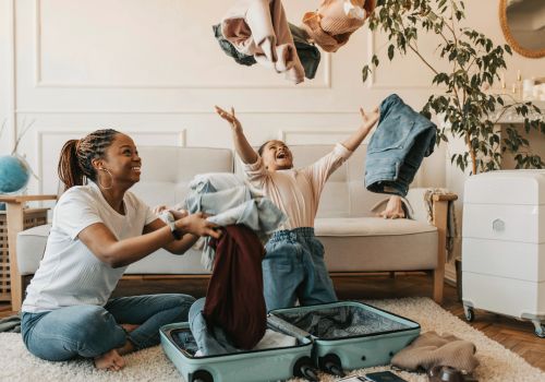 Voyager léger en famille : une maman et sa fille optimisent leur bagage