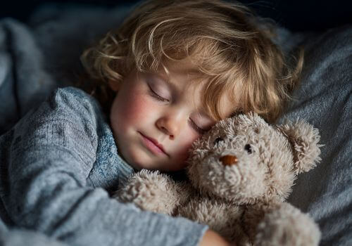Enfant en jet lag qui dort après un long vol